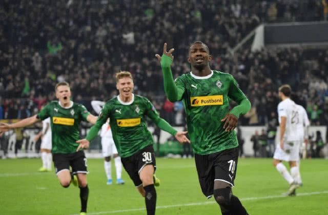 莱万双响 莱万双响